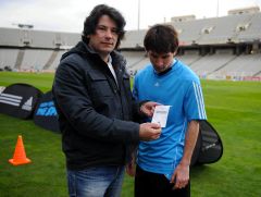 Wolfgang Paes, Erfinder von Speed4, mit Lionel Messi und seinem Messergebnis.